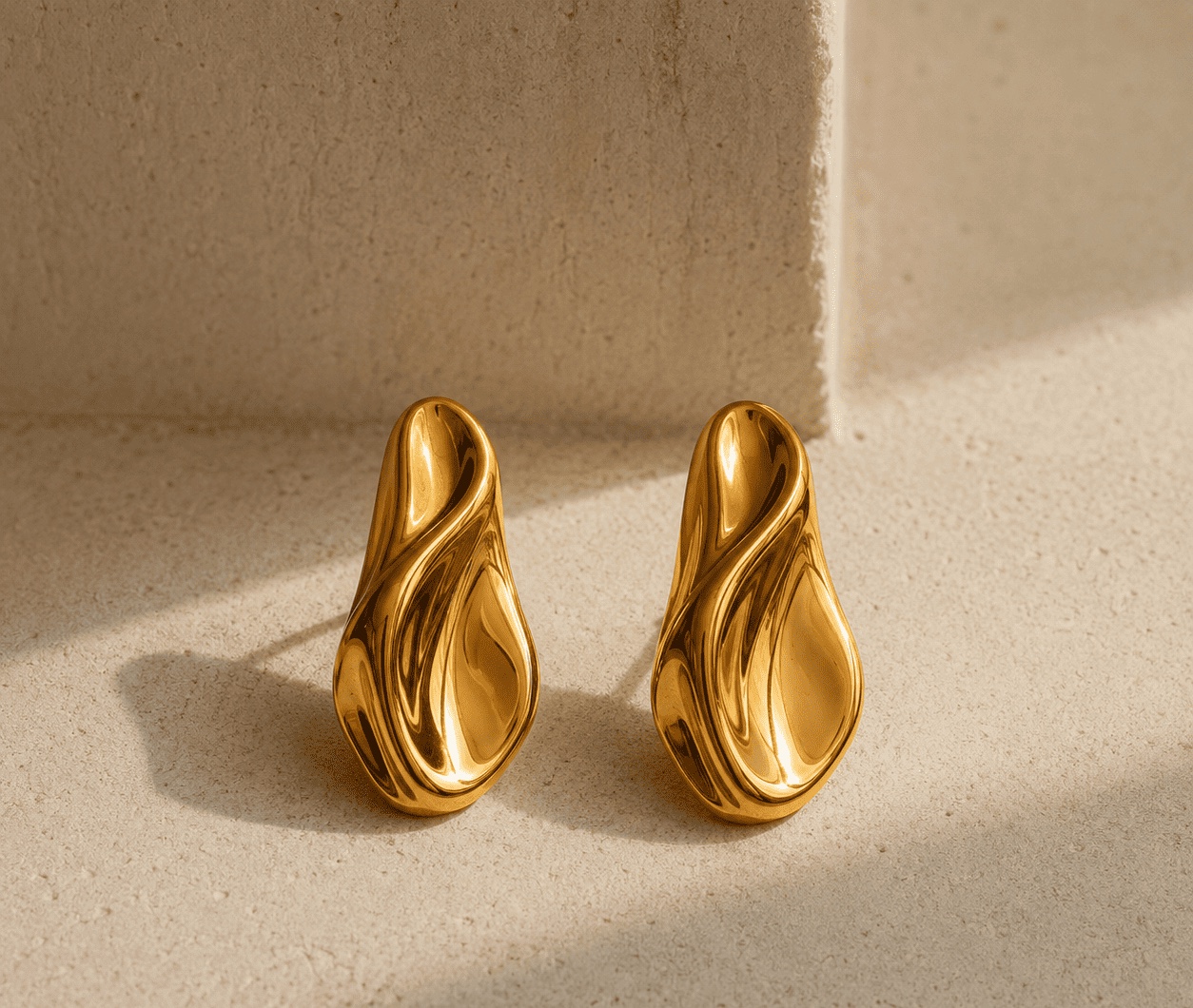 ALARÉ earrings in daylight